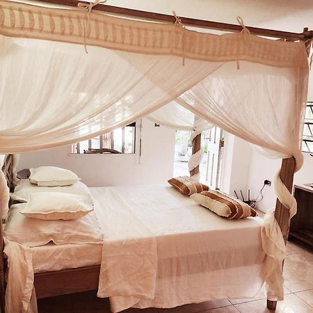 Perle Stone Studio- Bed And Breakfast Simpson Bay Exterior photo